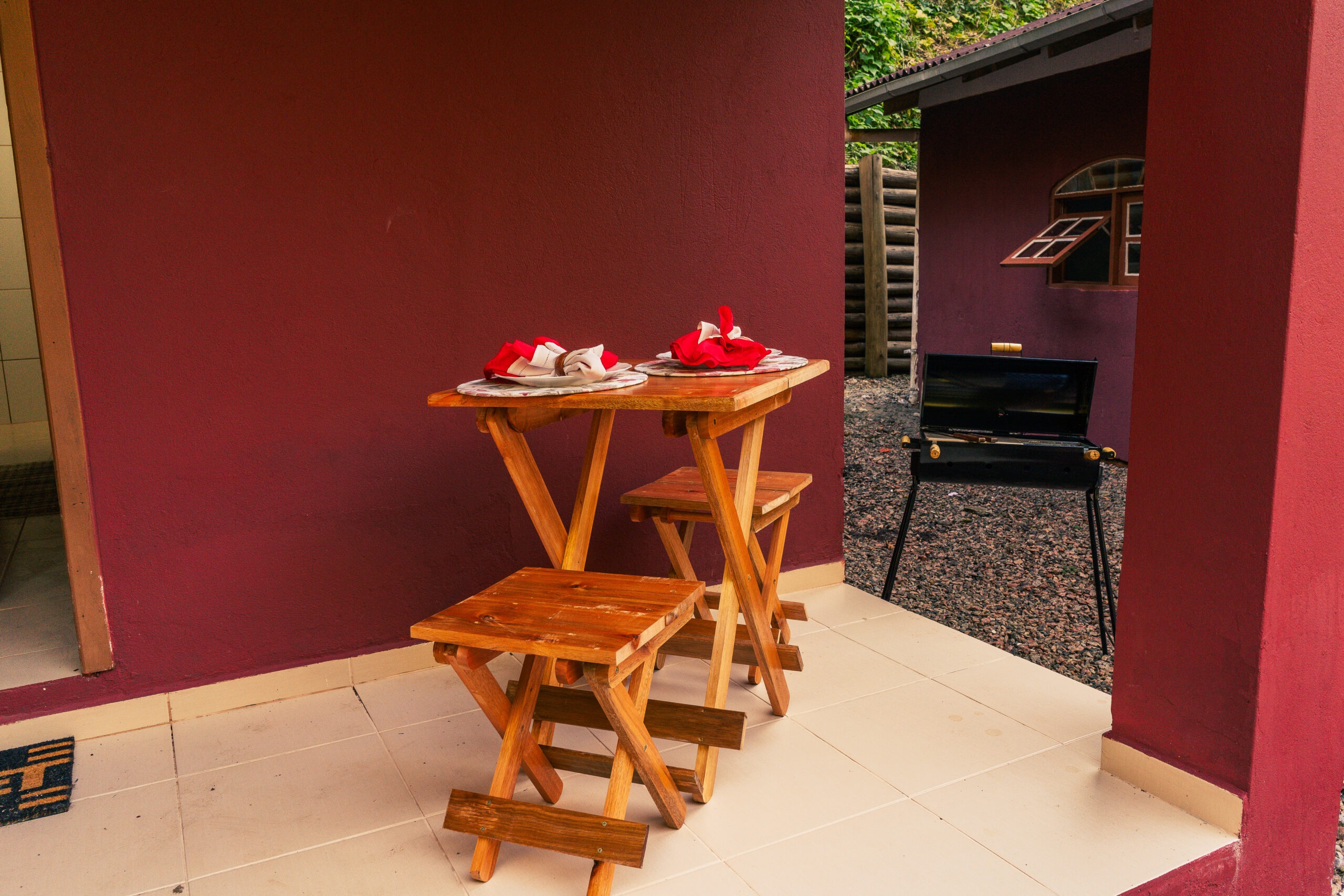 Varanda da cabana com mesa